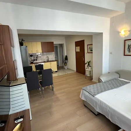 Centar - Mirjana Daire Makarska